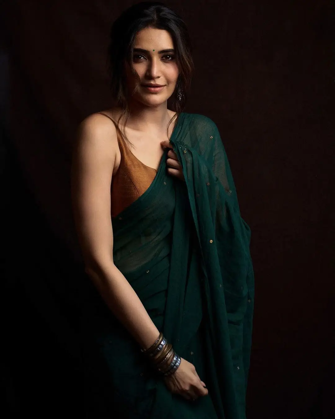 KARISHMA TANNA MESMERIZING LOOKS IN BEAUTIFUL GREEN SAREE 3